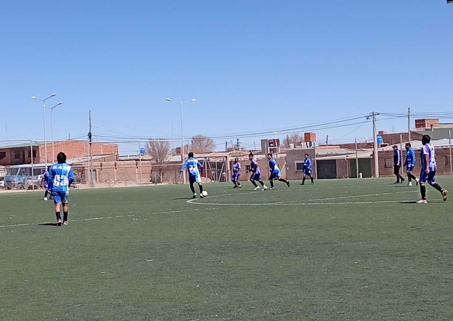 Abra Pampa recibió a la Liga de Fútbol de Residentes Puneños en una jornada de confraternidad y deporte.